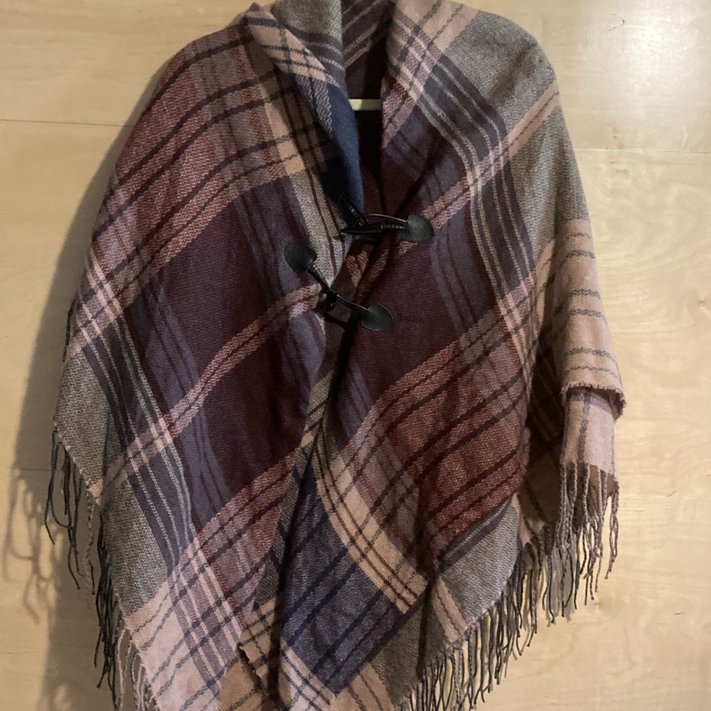 Francesca’s Womens beautiful poncho cover MINT